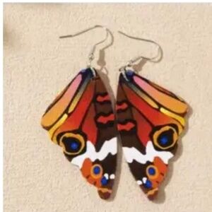 NWT Beautifully Detailed and Colorful Butterfly Wings Pierced Dangle Earrings!